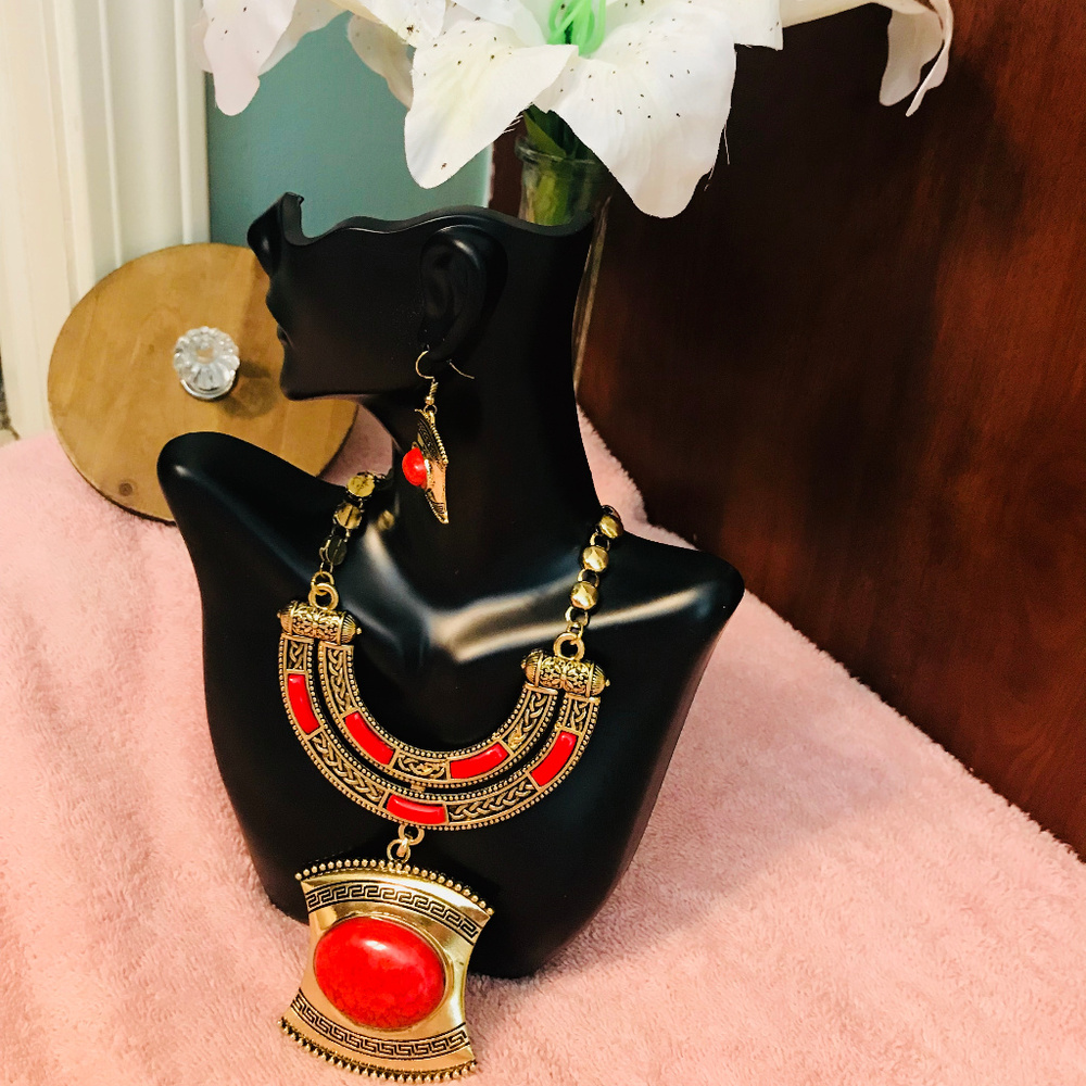 Gorgeous jewellery set (Necklace and Earings)